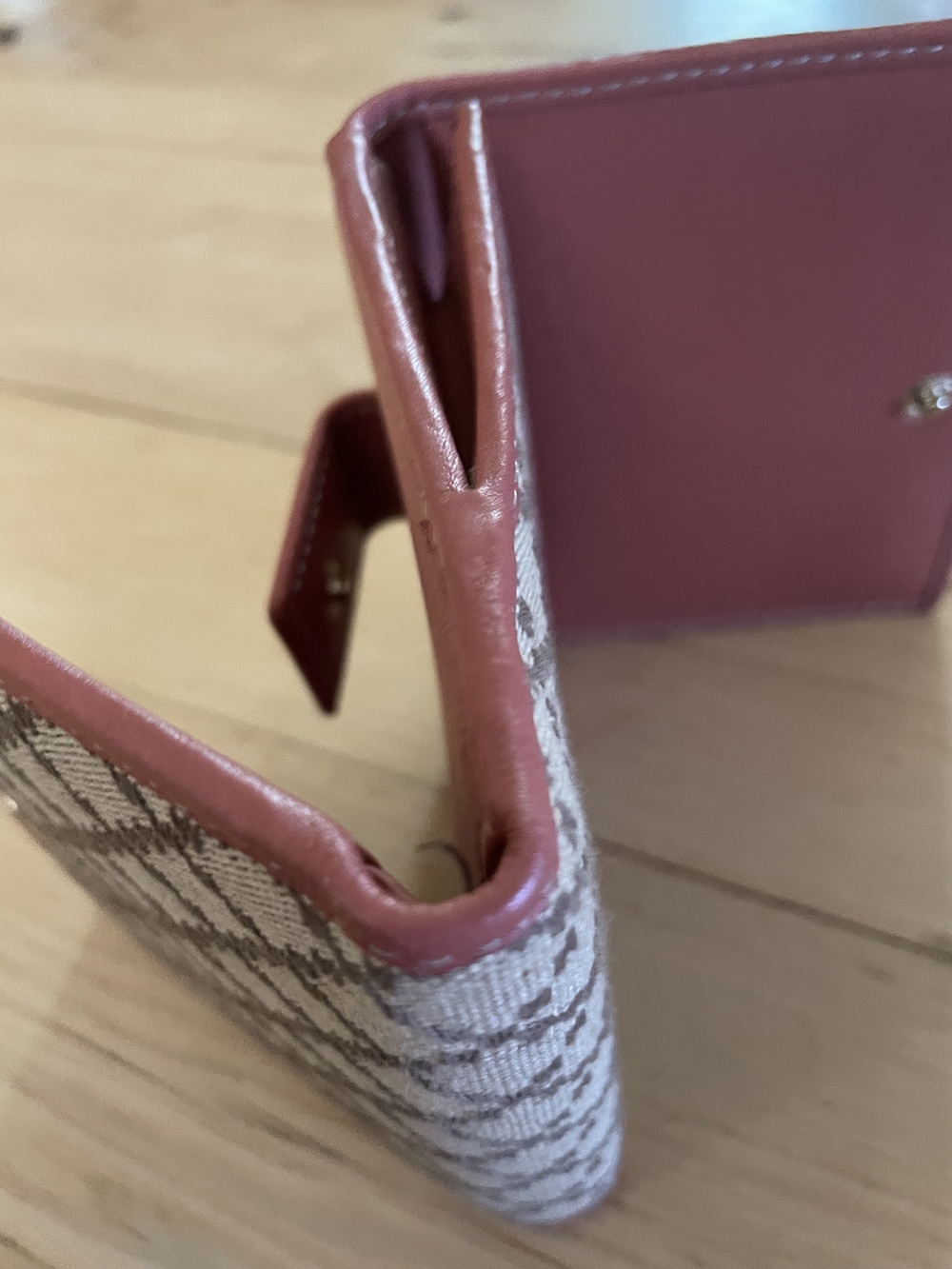 Gucci Beige Monogram Canvas Bifold Wallet with Pink Trim - Picture 10 of 10